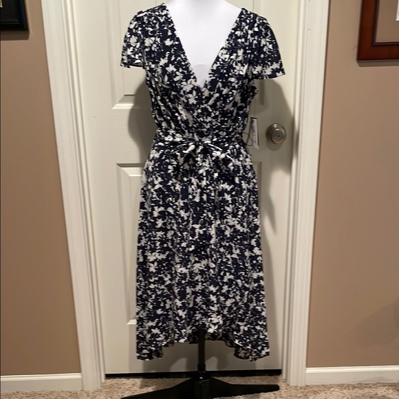 Dkny Dresses & Skirts - DKNY
Floral High Low Faux Wrap Dress Size 10